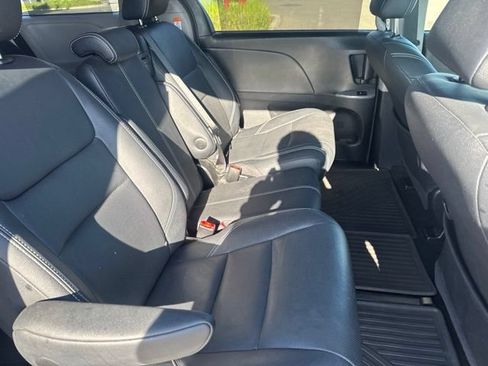 Used 2017 Toyota Sienna SE FWD image 5