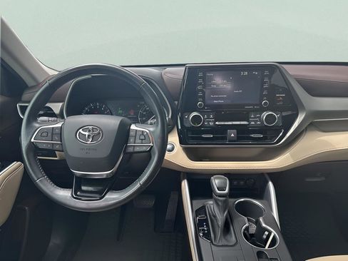 Used 2020 Toyota Highlander XLE FWD image 23