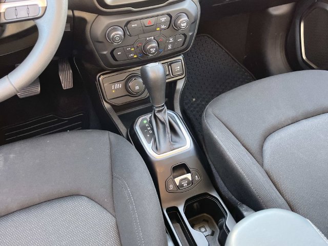Used 2023 Jeep Renegade Latitude AWD/4WD image 14