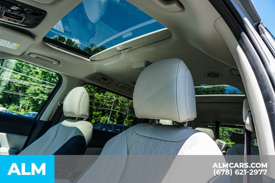 Used 2025 Kia Carnival SX w/ SX Dark Edition Package FWD image 17