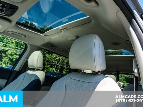 Used 2025 Kia Carnival SX w/ SX Dark Edition Package FWD image 17