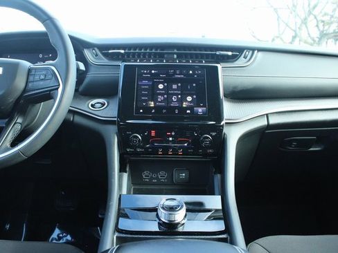 Used 2024 Jeep Grand Cherokee Laredo image 17