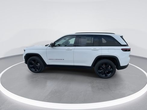 Used 2024 Jeep Grand Cherokee Limited w/ Black Appearance Package AWD/4WD image 11