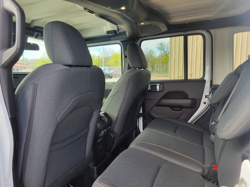 Used 2025 Jeep Wrangler Unlimited Sahara AWD/4WD image 17