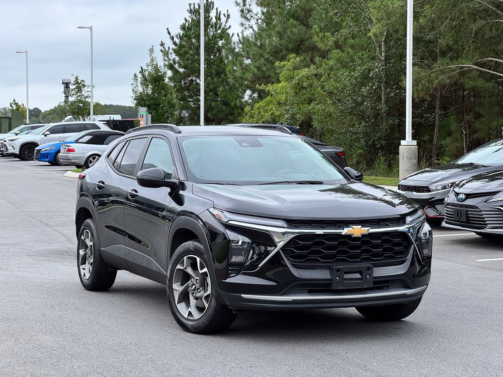 Used 2025 Chevrolet Trax LT FWD image 1