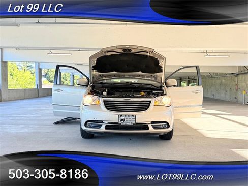 Used 2013 Chrysler Town & Country Touring FWD image 27