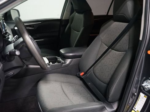 Used 2021 Toyota RAV4 XLE w/ Convenience Package FWD image 6