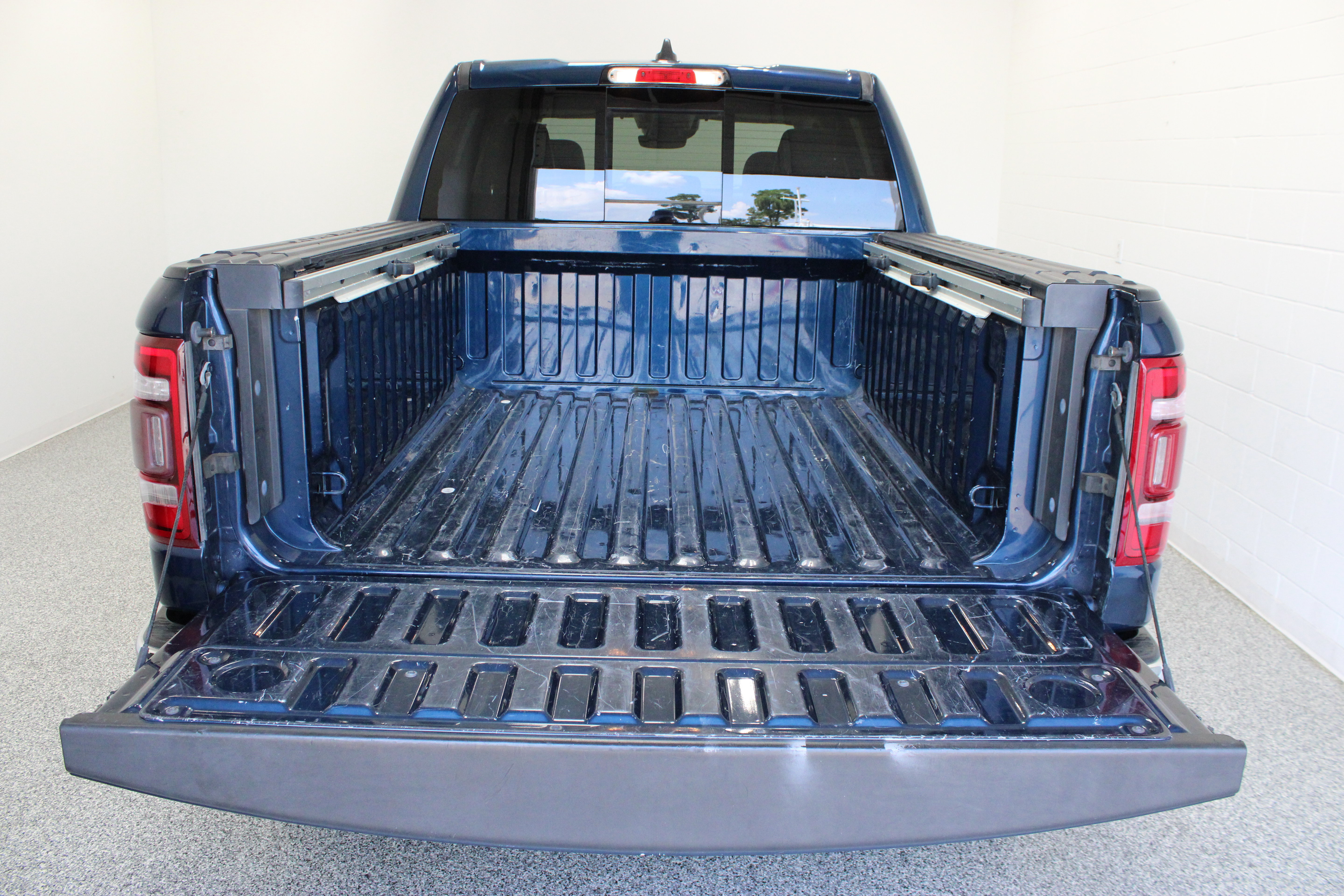 Used 2022 RAM 1500 Laramie AWD/4WD image 9