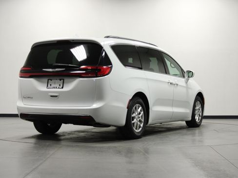 Used 2022 Chrysler Pacifica Touring-L FWD image 4