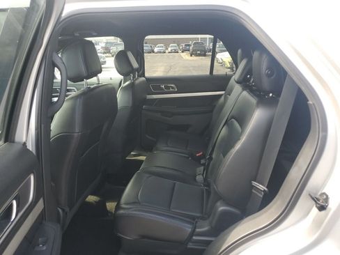 Used 2017 Ford Explorer XLT w/ Equipment Group 202A AWD/4WD image 8