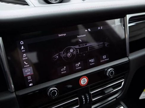 Certified 2025 Porsche Macan image 15