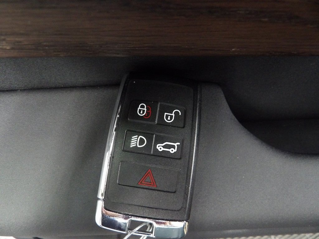 Used 2024 Land Rover Discovery Dynamic SE AWD/4WD image 48