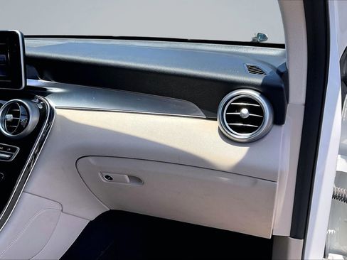 Used 2019 Mercedes-Benz GLC 300 image 17