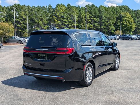 New 2026 Chrysler Pacifica Select image 5