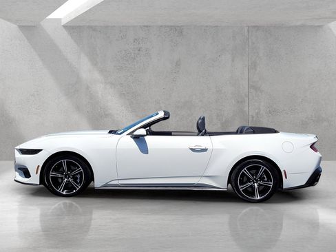 Used 2025 Ford Mustang Premium RWD image 8