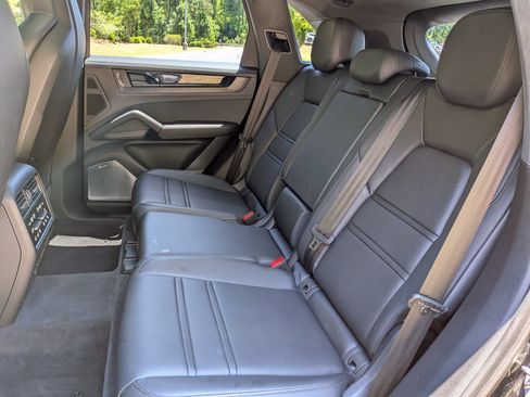 Certified 2025 Porsche Cayenne GTS AWD/4WD image 27