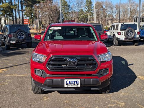 Used 2018 Toyota Tacoma SR image 2