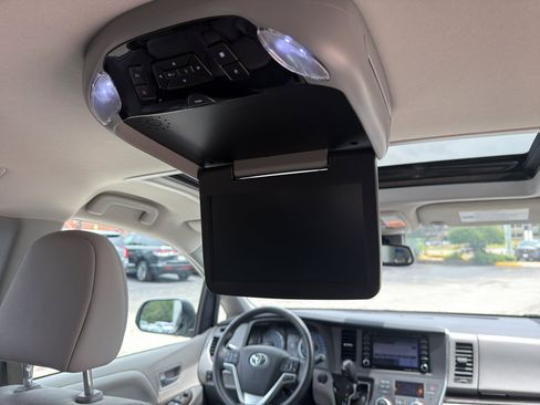 Used 2018 Toyota Sienna XLE w/ XLE Navigation Package FWD image 19