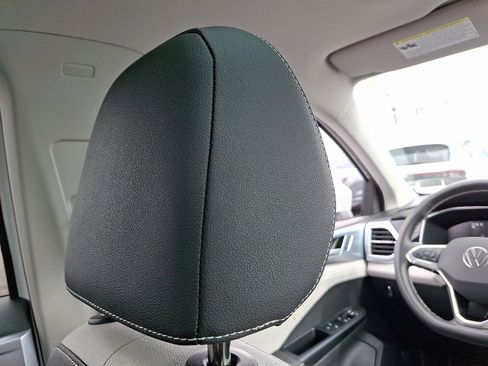 Used 2025 Volkswagen Taos SE image 9