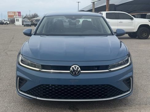 Used 2025 Volkswagen Jetta SE image 2