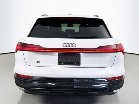 Used 2024 Audi Q8 e-tron Premium Plus image 6