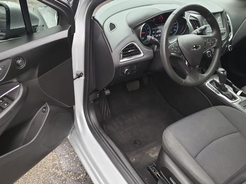 Used 2017 Chevrolet Cruze LT w/ Convenience Package FWD image 10