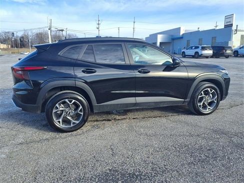 Used 2025 Chevrolet Trax LT w/ LT Convenience Package image 14