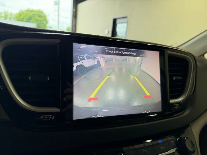 Used 2021 Chrysler Pacifica Touring-L FWD image 16