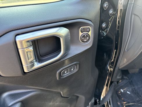 Certified 2023 Jeep Gladiator Willys image 16