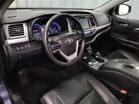 Used 2019 Toyota Highlander XLE AWD/4WD image 17
