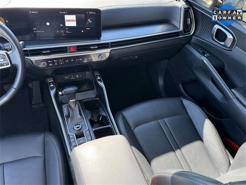 Used 2024 Kia Sorento EX w/ Panoramic Sunroof Package image 13