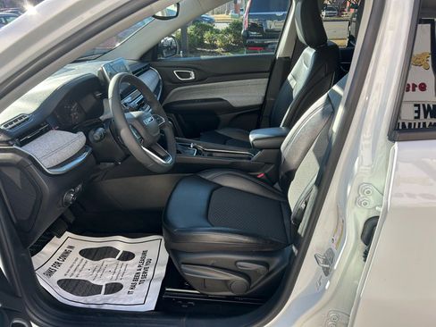 Used 2022 Jeep Compass Latitude image 9