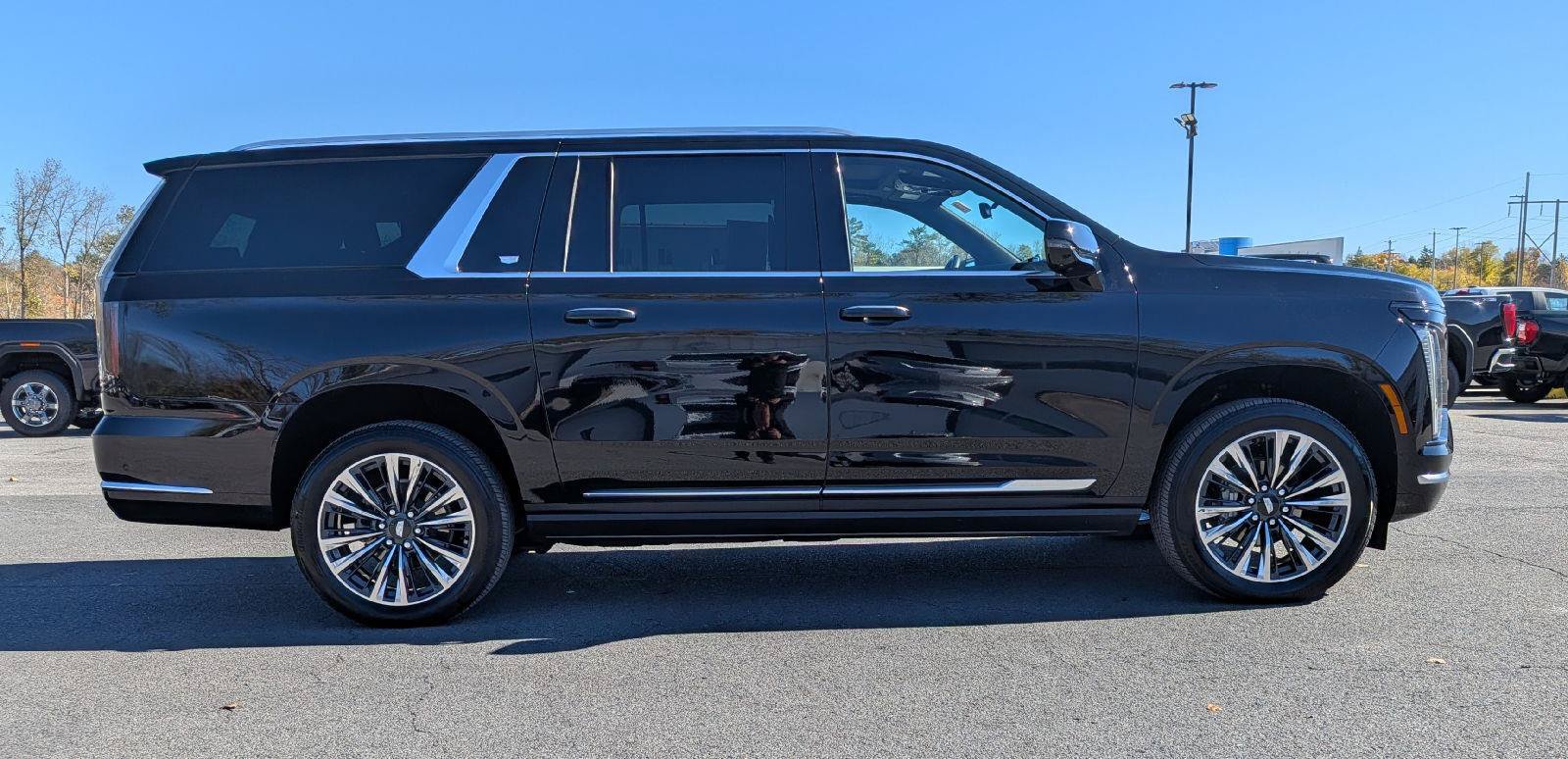 Used 2025 Cadillac Escalade ESV Premium Luxury AWD/4WD image 5