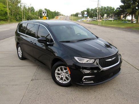 Used 2025 Chrysler Pacifica Select FWD image 2