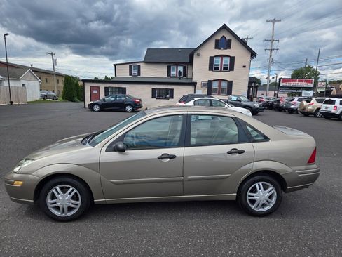 Used 2003 Ford Focus SE FWD image 9