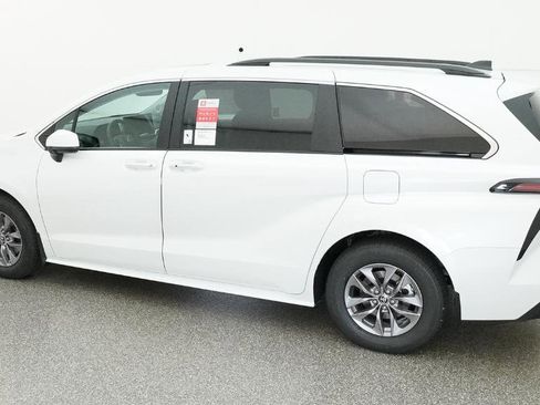 New 2026 Toyota Sienna XLE FWD image 13
