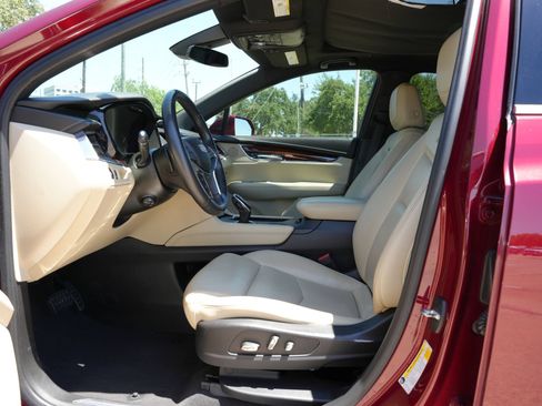 Used 2018 Cadillac XT5 Luxury w/ Driver Awareness Package FWD image 16