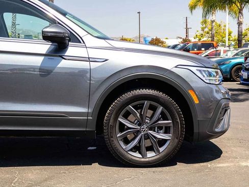 Used 2022 Volkswagen Tiguan SE w/ Panoramic Sunroof Package AWD/4WD image 11