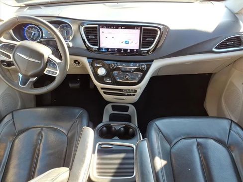 Used 2022 Chrysler Pacifica Touring-L image 17