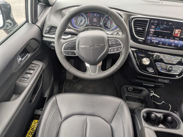 Used 2025 Chrysler Voyager LX FWD image 15