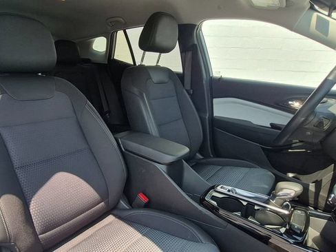 Used 2025 Chevrolet Trax LT w/ LT Convenience Package FWD image 4