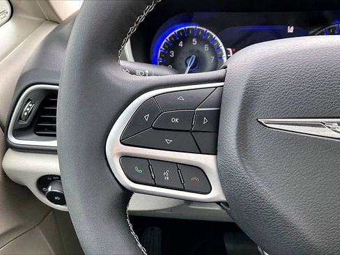 Certified 2024 Chrysler Pacifica Touring-L image 28