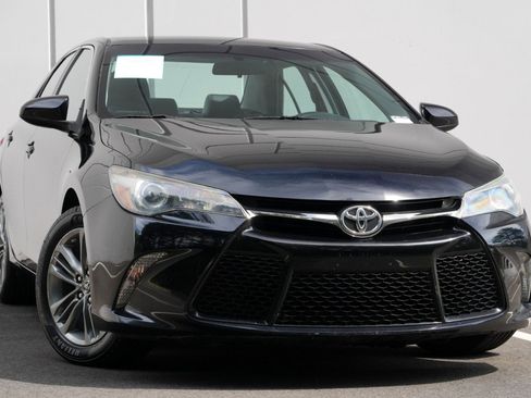 Used 2017 Toyota Camry SE FWD image 2