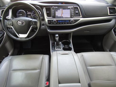 Certified 2019 Toyota Highlander XLE AWD/4WD image 34