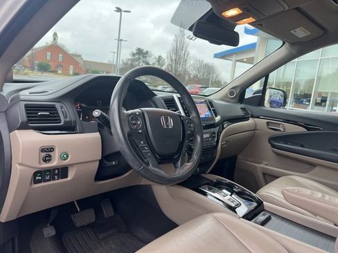 Certified 2017 Honda Pilot Touring image 14