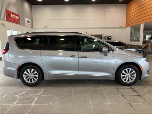 Used 2018 Chrysler Pacifica Touring-L w/ Advanced Safetytec Group image 4