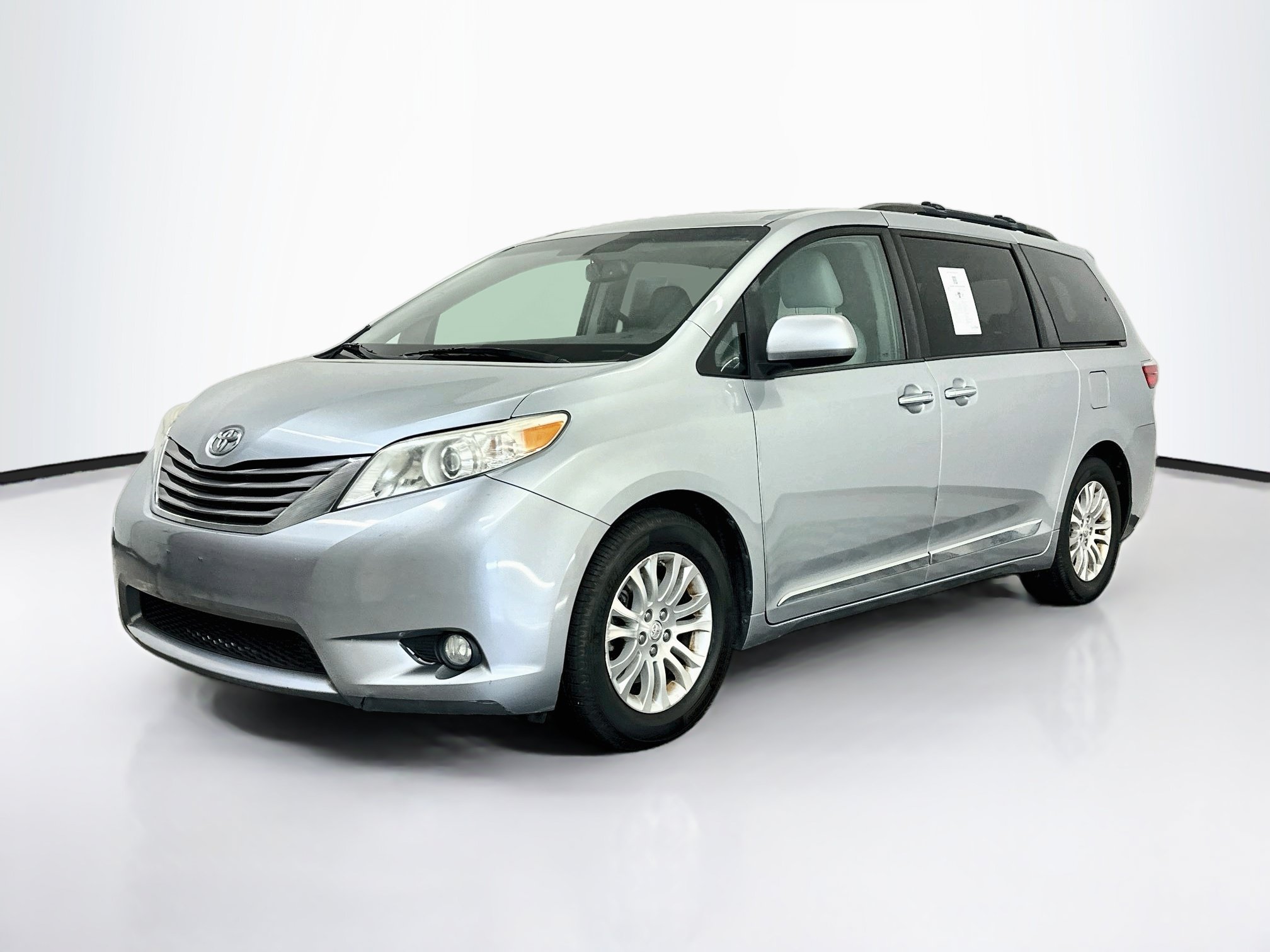 Used 2016 Toyota Sienna XLE w/ XLE Navigation Package FWD image 3