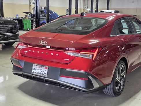 Certified 2025 Hyundai Elantra Limited image 11