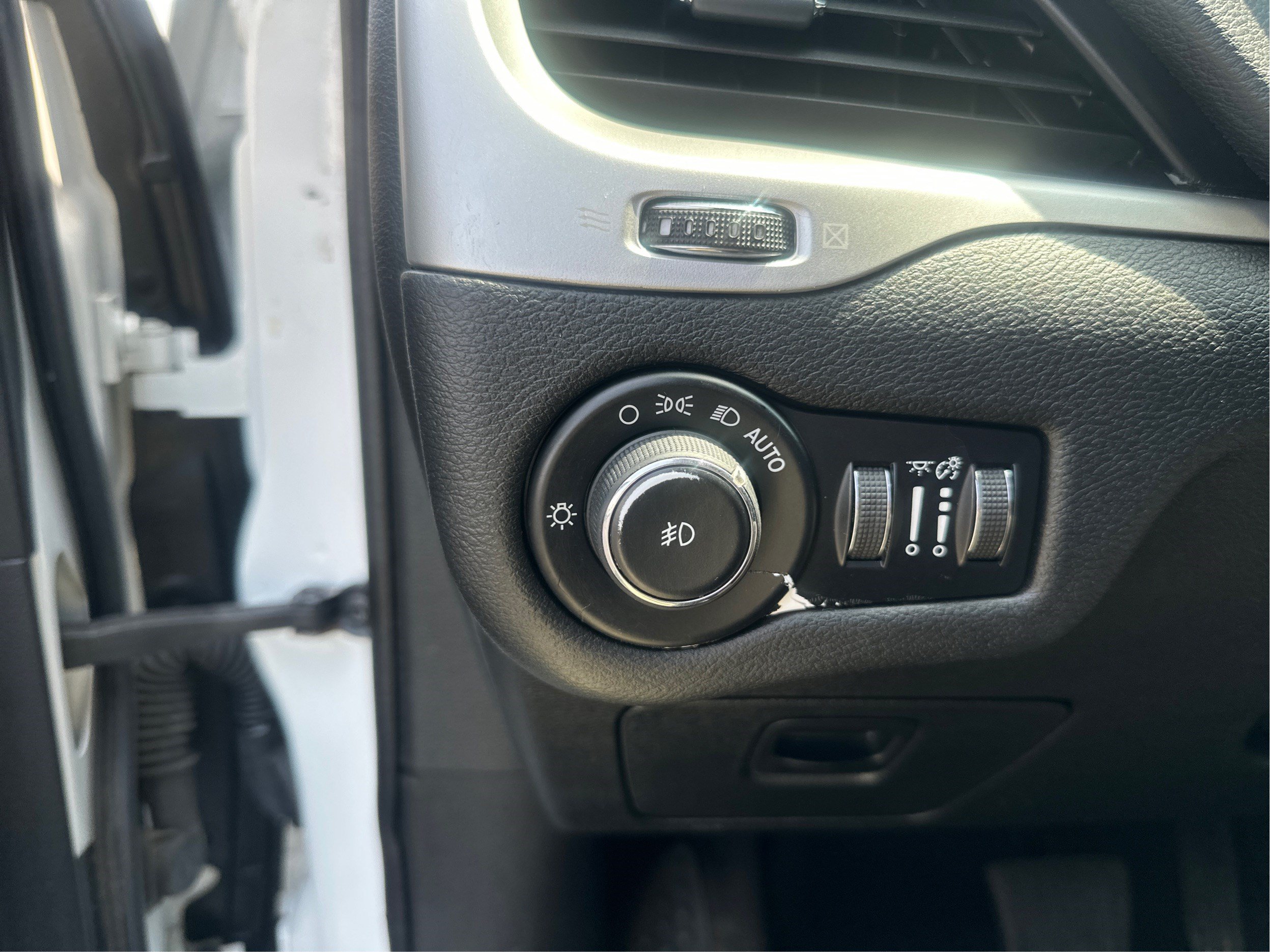 Used 2016 Jeep Cherokee Trailhawk w/ Leather Interior Group AWD/4WD image 19