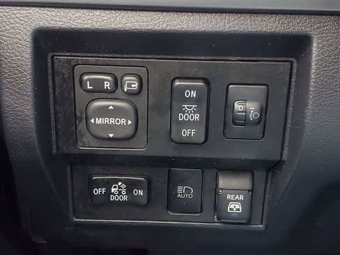 Used 2019 Toyota Tundra 4x4 CrewMax image 16